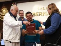 Familias del municipio de La Paz reciben títulos de propiedad; organizaciones sindicales y de educación comodato de terrenos